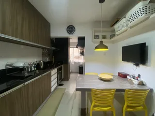 Imagem de uma cozinha e sala de jantar em um imóvel no Brasil.