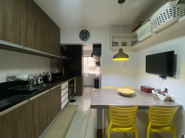 Imagem de uma cozinha e sala de jantar em um imóvel no Brasil.