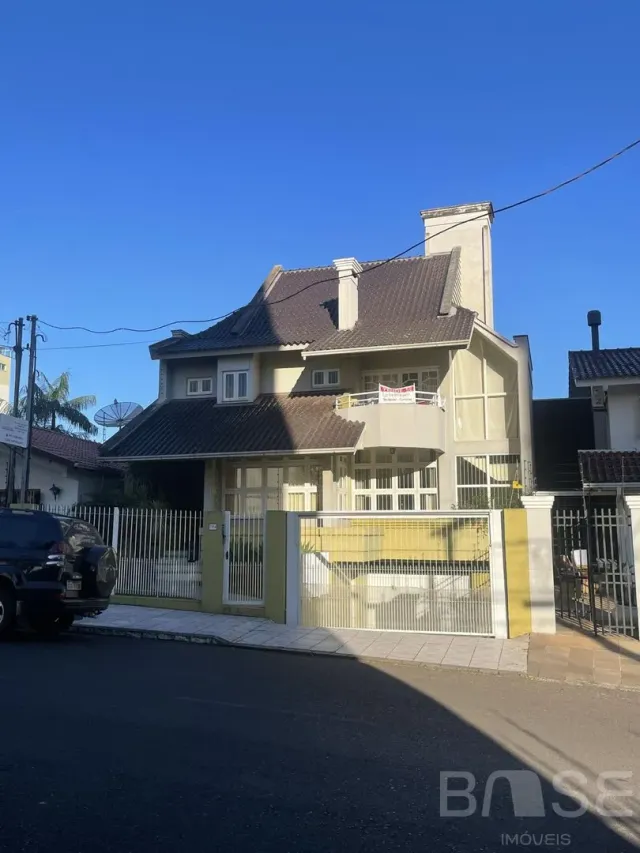 Casa com 6 dormitórios