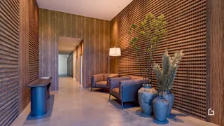 Sala de estar com paredes de madeira e decoração moderna.