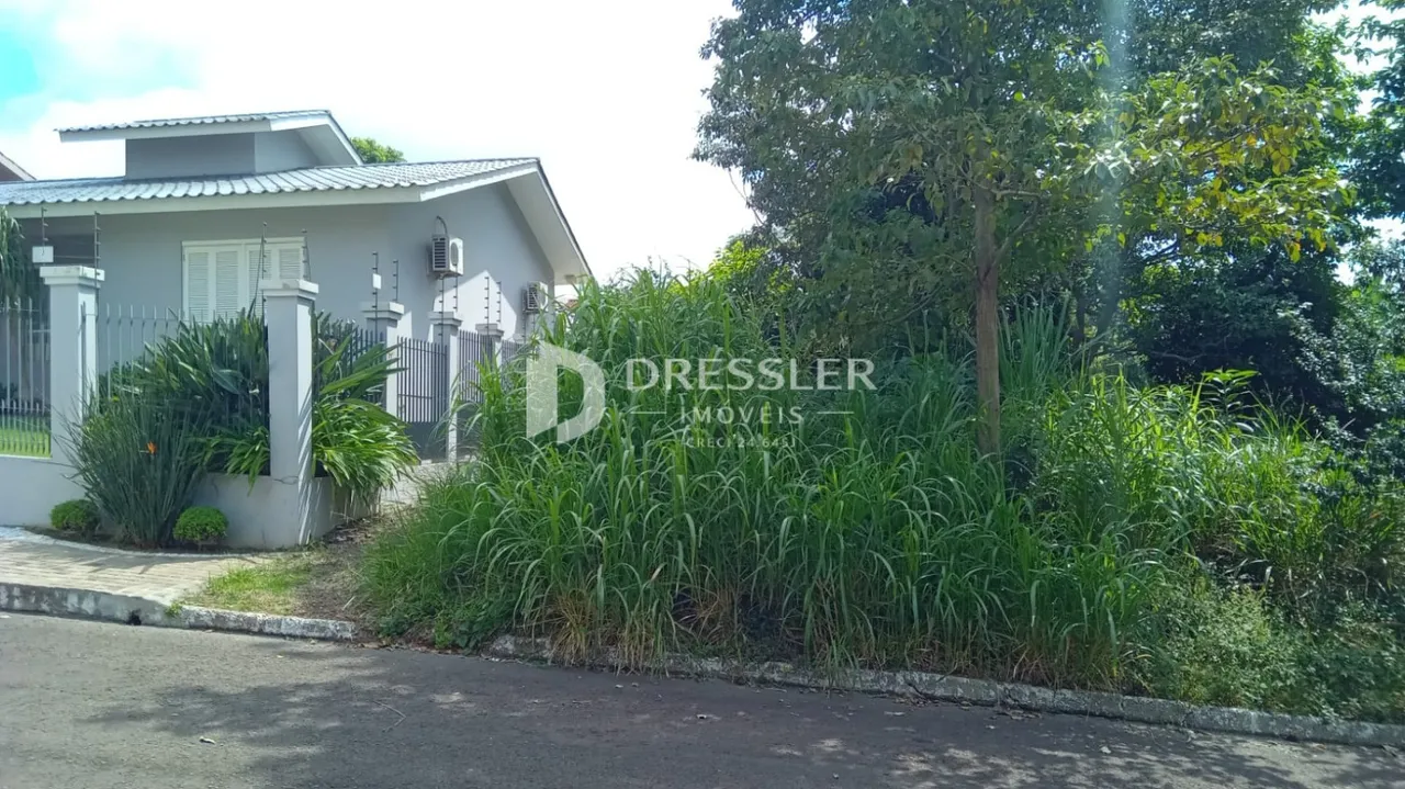 Fachada de uma residência em Lajeado com vegetação densa ao redor.
