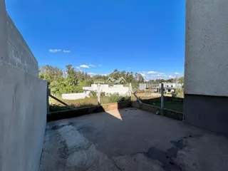 Vista de uma área externa pavimentada de uma propriedade em Lajeado.