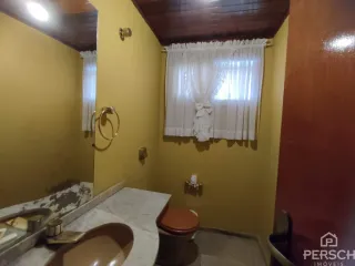 Foto de um banheiro interno com bancada e vaso sanitário.