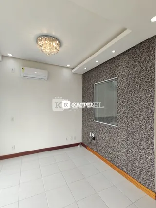 Sala de estar com piso de cerâmica e parede decorada.