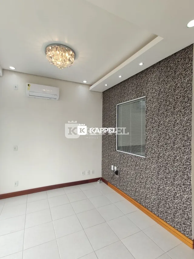 Sala de estar com piso de cerâmica e parede decorada.