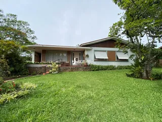 Fachada de uma casa em Lajeado com jardim gramado na frente.
