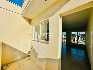 Vista interna de um corredor com porta de entrada para outra sala.