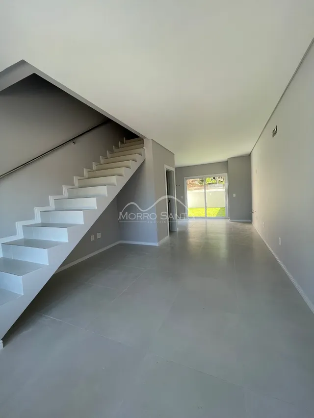 Hall de entrada com escadaria em um imóvel em Lajeado, Brasil.