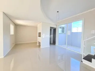 Interior de uma sala de estar com paredes brancas e piso claro.