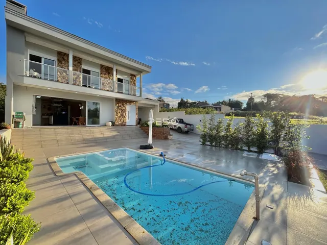 Fachada de uma casa com piscina e área externa em Lajeado, Brasil.