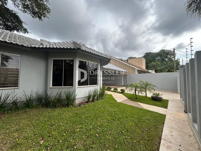 Vista externa de uma casa em Lajeado, Brasil, com jardim e cerca.