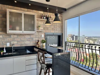 Vista da cozinha moderna com janela para a paisagem urbana.