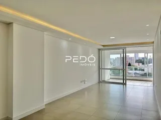Interior de um corredor com paredes brancas e piso claro.