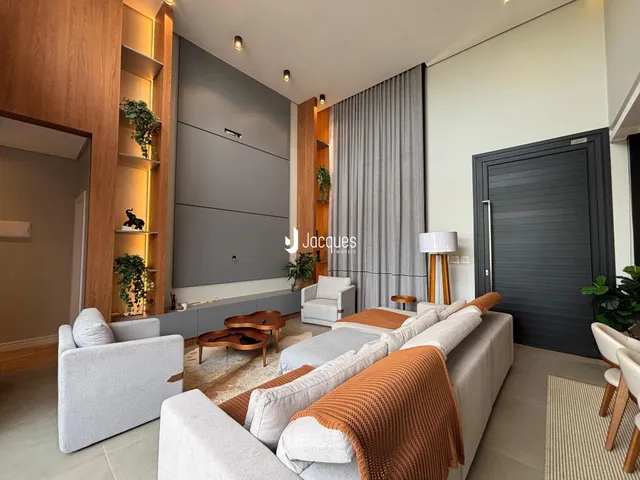 Sala de estar moderna com decoração em tons neutros e madeira.