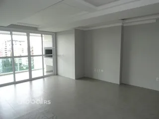 Sala ampla com grandes janelas de vidro.