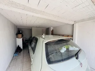 Hall de entrada com teto de estrutura aparente.