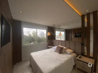 Quarto com cama grande e painéis de madeira em um imóvel.