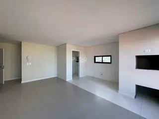 Interior de um ambiente com paredes brancas e piso cinza claro.