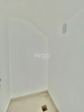 Parede interna branca de um imóvel em Lajeado, Brasil.