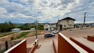 Vista externa de uma residência em Lajeado, Brasil, com área de terra e paisagem ao fundo.