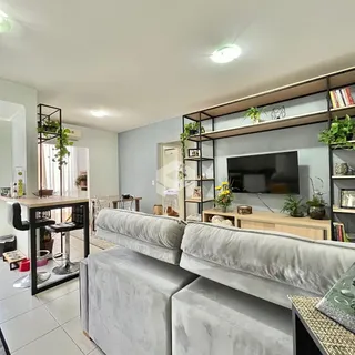 Sala de estar com sofá grande e estantes de madeira.