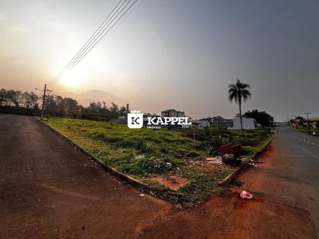 Vista externa de uma estrada de terra ao lado de um terreno em Lajeado, Brasil.