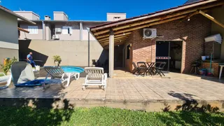 Área externa com piso de tijolos e espreguiçadeira em um quintal.