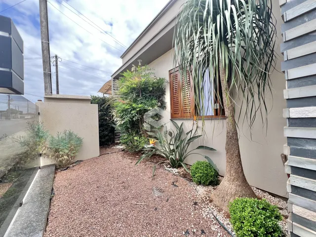 Fachada de uma residência em Lajeado, Brasil, com jardim frontal.