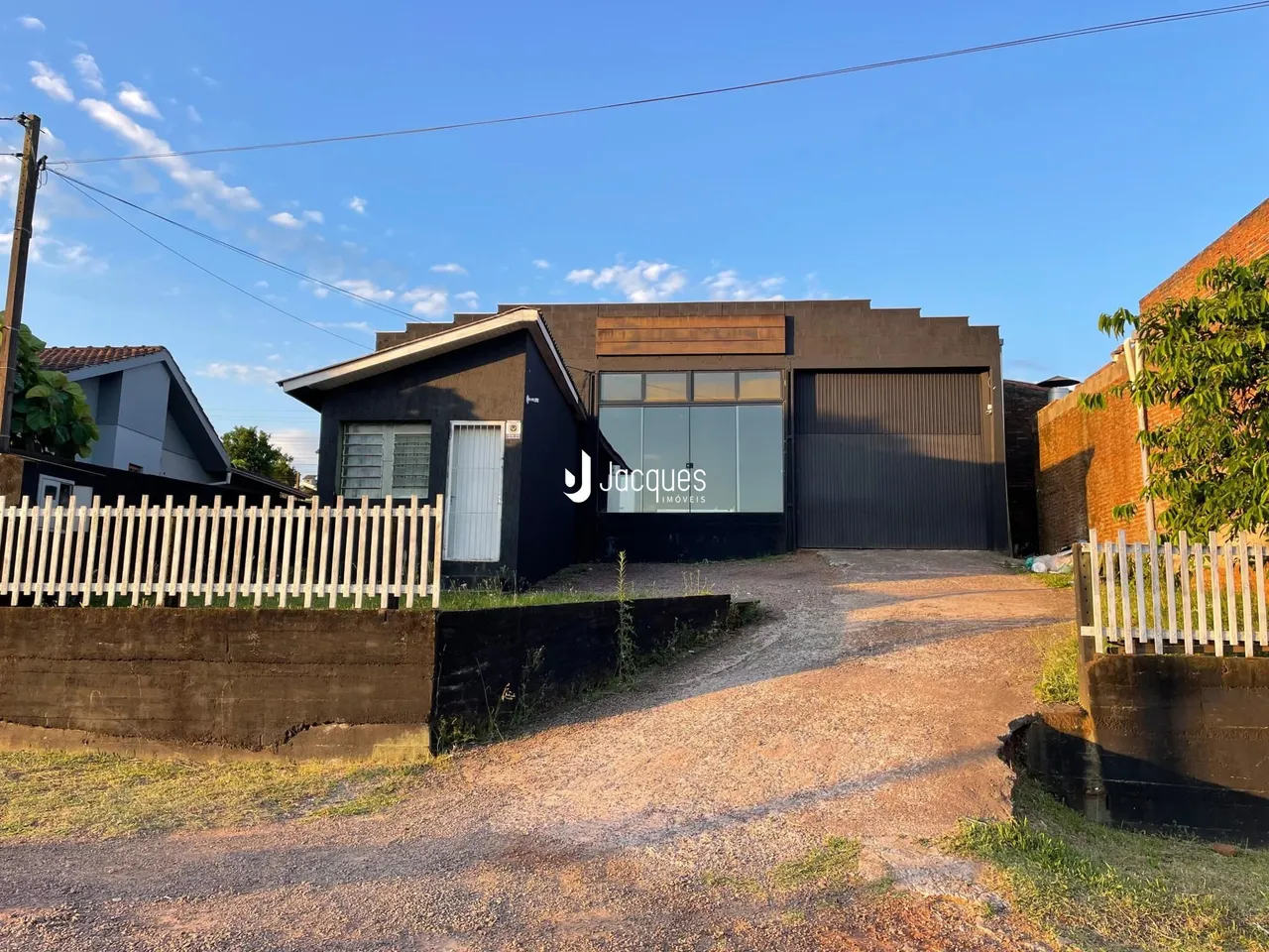 Fachada de um imóvel em Lajeado, Brasil, com garagem e cerca.
