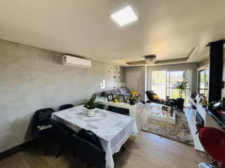 Sala de jantar com mesa e cadeiras em um imóvel no Brasil.