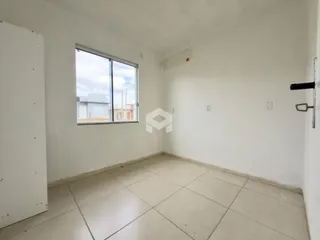 Vista interna de um cômodo com paredes brancas e piso de cerâmica.