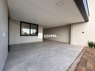 Sala ampla com piso de porcelanato e grande janela.