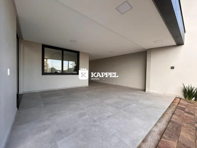 Sala ampla com piso de porcelanato e grande janela.