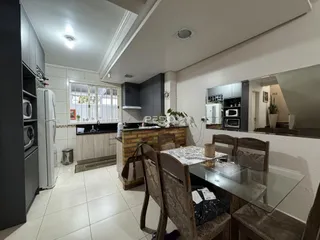 Imagem de uma cozinha e sala de jantar em um imóvel no Brasil.