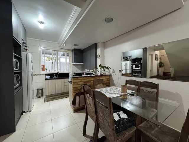 Imagem de uma cozinha e sala de jantar em um imóvel no Brasil.