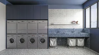 Foto de um ambiente interno com máquinas de lavar e armários.