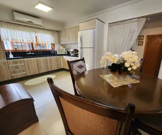 Sala de estar com móveis de madeira e janela na residência.