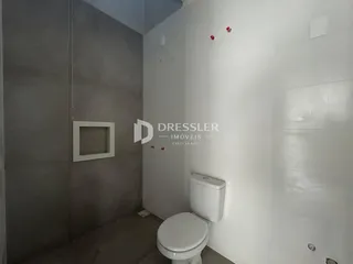 Hall de entrada com paredes em tons de cinza e branco.