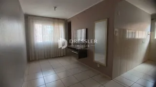 Vista interna de uma sala com piso de cerâmica e janela.