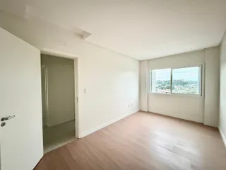 Foto de um cômodo interno com piso de madeira e janela com vista.