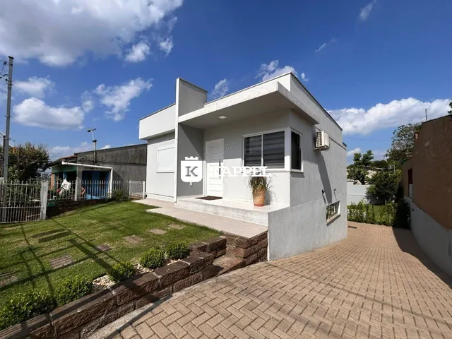 Fachada de uma casa moderna em Lajeado, Brasil, com jardim frontal.