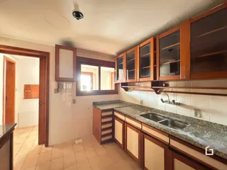 Foto de uma cozinha com armários de madeira e bancada em Lajeado.
