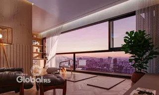 Sala com vista panorâmica da cidade.
