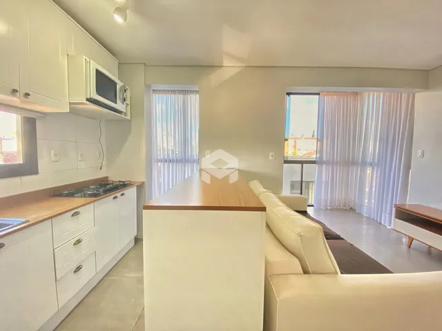 Interior de uma sala de estar com cozinha aberta em Lajeado, Brasil.