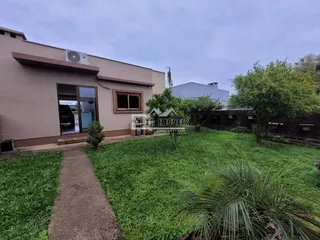 Fachada de uma casa em Lajeado, Brasil, com jardim frontal.