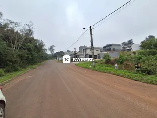 Vista externa de uma estrada de terra em uma área residencial em Lajeado, Brasil.