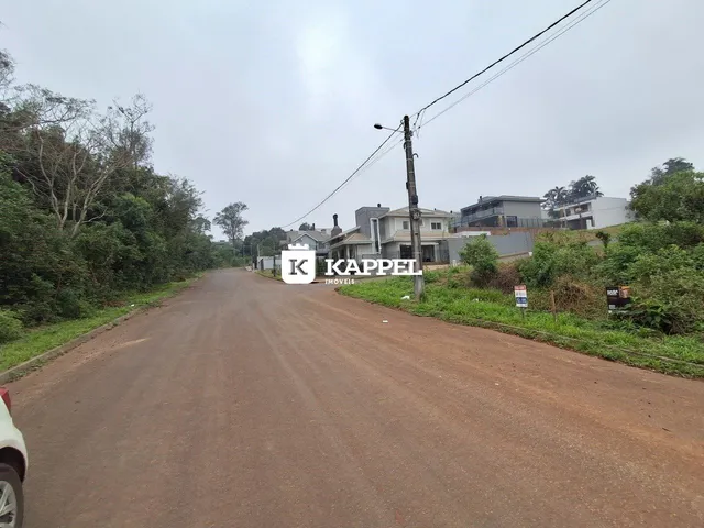 Vista externa de uma estrada de terra em uma área residencial em Lajeado, Brasil.