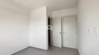 Foto do interior de um ambiente com paredes brancas.