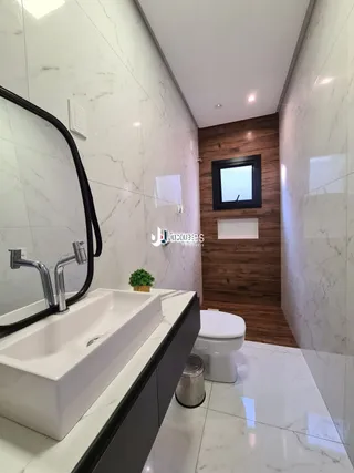 Foto de um banheiro com pia e vaso sanitário em um imóvel.