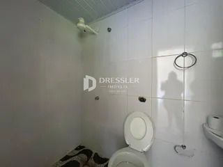 Um banheiro com revestimento cerâmico nas paredes.